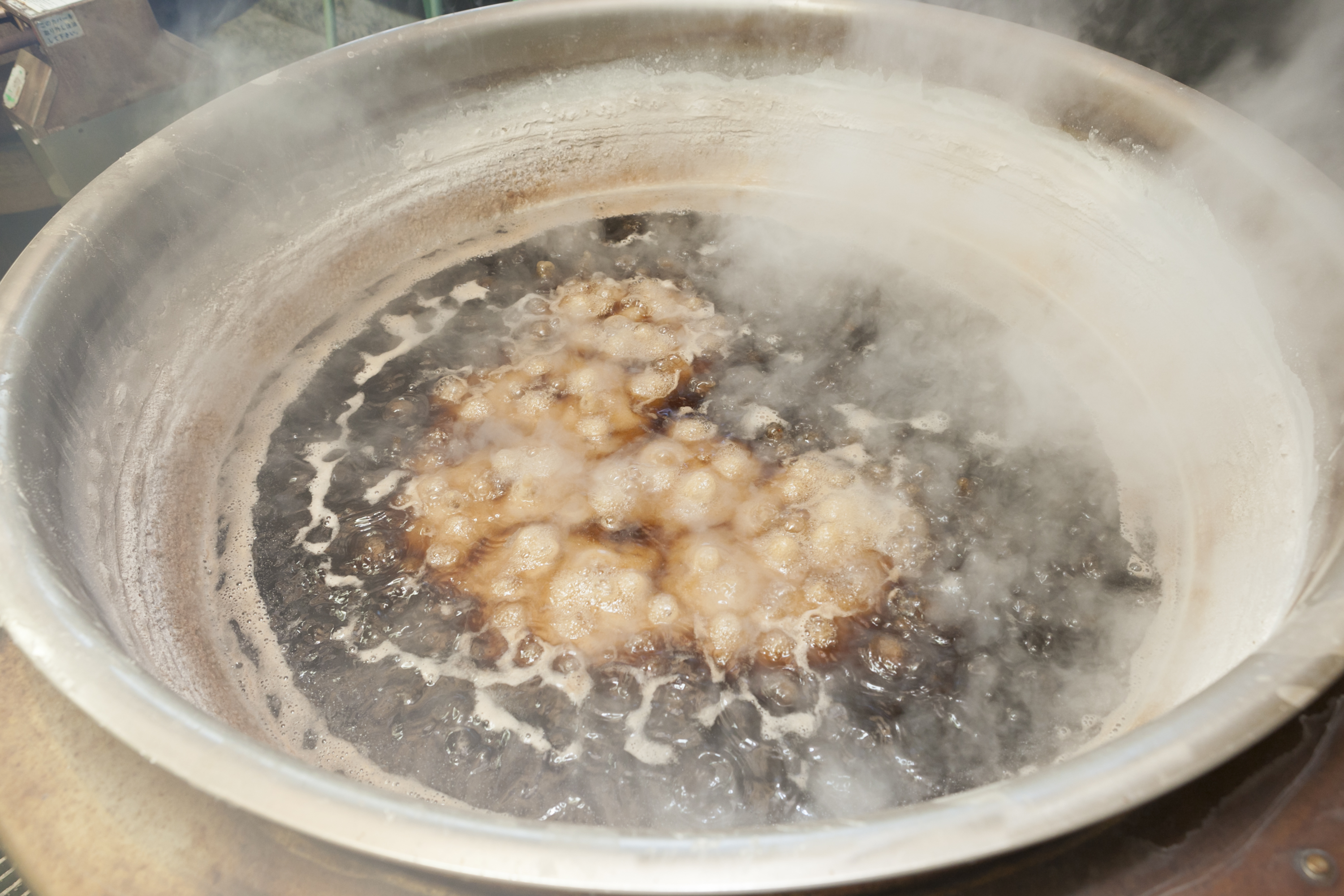 海人の藻塩工程_釜炊き
